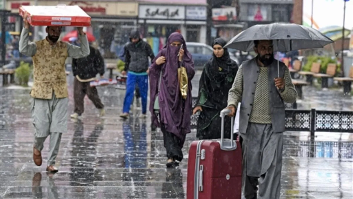 अप्रैल में मौसम के मिजाज में उतार-चढ़ाव, दिल्ली-हरियाणा में बारिश तो जम्मू-कश्मीर में गिरेंगे ओले; पढ़ें अपडेट