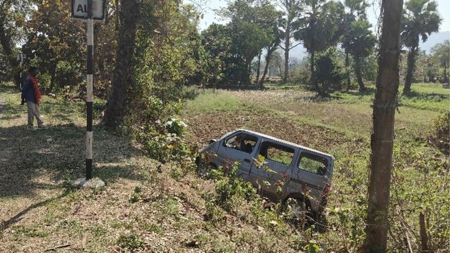 गोड्डा में सड़क हादसा, शादी से लौट रही वैन पेड़ से टकराई; मासूम बच्ची की मौत और आधा दर्जन घायल

