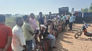 जमुई जिले में गैस किल्लत और ऑनलाइन व्यवस्था से ग्रामीण परेशान, चूल्हे ठंडे पड़ने की आई नौबत