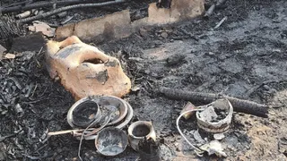 अग्नि कांड में जले घरेलू सामान का अवशेष।