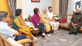 दिवंगत पूर्व ब्रिगेडियर मुकेश जोशी के परिवारजनों को सांत्वना देते राज्यपाल लेफ्टि. जनरल (सेनि.) गुरमीत सिंह। लोकभवन