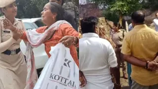 महिलाओं को घसीटकर बाहर निकाल दिया गया। फोटो: वीडियो ग्रैब