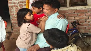 प्रतापगढ़ में पवन कुमार सोनी पवन की मौत से गमगीन परिवार के लोग। जागरण