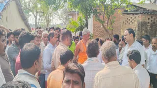 प्रयागराज के उतरांव क्षेत्र के सराय इस्माइल स्थित सदरेपुर मजरा में किसान का शव मिलने के बाद जुटे ग्रामीण।
