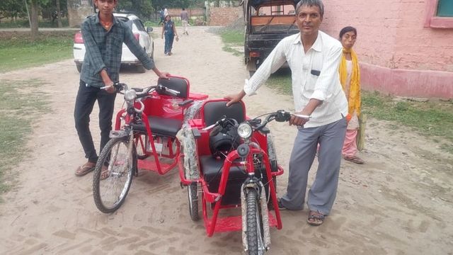 पूर्णिया में दिव्यांगों के साथ लापरवाही: बांटी गई बिना हवा वाली ट्राइसाइकिल, लोगों को भीषण गर्मी में धकेलना पड़ा
