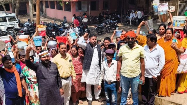 रामगढ़ में पानी की किल्लत से लोग परेशान: बाल्टी लेकर जताया विरोध, डिप्टी कमिश्नर को सौंपा ज्ञापन

