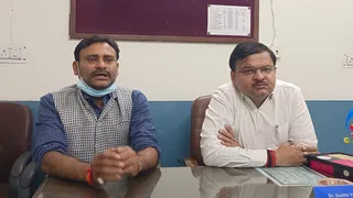 प्रयागराज के मोतीलाल नेहरू मेडिकल कॉलेज में होने वाली कान्फ्रेंस की जानकारी देते डॉ. सूर्यकांत ओझा व त्वचा रोग विभाग अध्यक्ष डॉ. अमित शेखर। जागरण