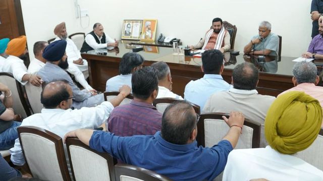 arhtiyas meet haryana cm over commission hike demand