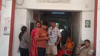 थाने में शिकायत करने पहुंचे पश्चिम बंगाल से आए श्रद्धालु।