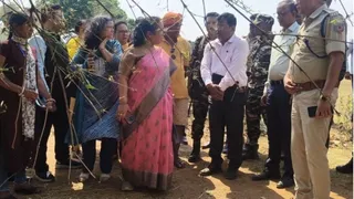 घटनास्थल पर जांच करने पहुंची टीम।