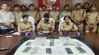 खरगोन में प्रेस कांफ्रेंस के दौरान जानकारी देते पुलिस अधिकारी।
