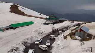 कैप्शन: बर्फबारी के बाद मुगल रोड बंद (जागरण फोटो)