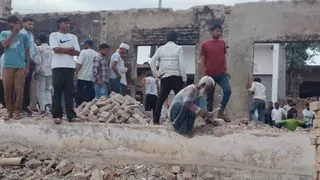 संभल के असमोली के मुबारकपुर बंद में अवैध निर्माण को खुद ही तोड़ते ग्रामीण। जागरण