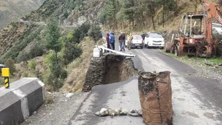 भरमौर में सुंकू दी टपरी के पास सड़क धंसने से गाड़ी खाई में जा गिरी। जागरण