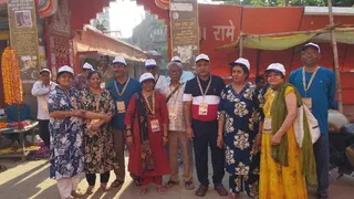 रामेश्वरनाथ मंदिर के सामने खड़ा यात्रियों का जत्था। जागरण