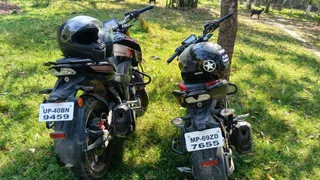 दरभंगा-मुजफ्फरपुर फोरलेन किनारे एक बगीचे में दोनों बाइक मिली। फोटो: जागरण