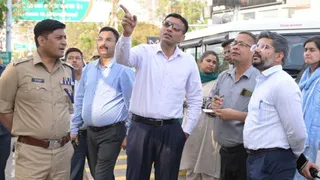 प्रधानमंत्री नरेन्द्र मोदी के प्रस्तावित दौरे को लेकर आशारोड़ी से गढ़ीकैंट तक के मार्ग का निरीक्षण करते जिलाधिकारी सविन बंसल व वरिष्ठ पुलिस अधीक्षक प्रमेन्द्र डोबाल। सूवि