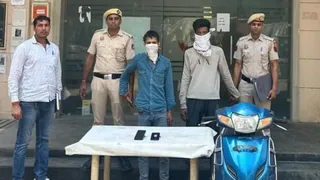 पुलिस ने दो वाहन चोरों को गिरफ्तार कर चोरी की एक स्कूटी और दो मोबाइल फोन बरामद किए हैं।