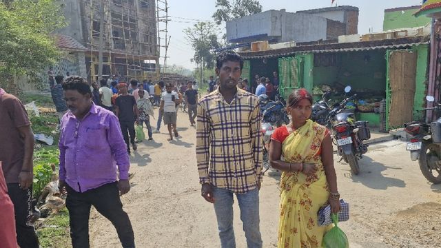 पत्नी के सामने प्रेमिका की मांग में सिंदूर भरा, धनबाद में अनोखा प्रेम प्रसंग
