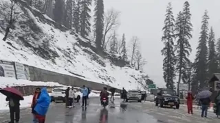अटल टनल रोहतांग के पास शनिवार सुबह बर्फबारी हो रही है।