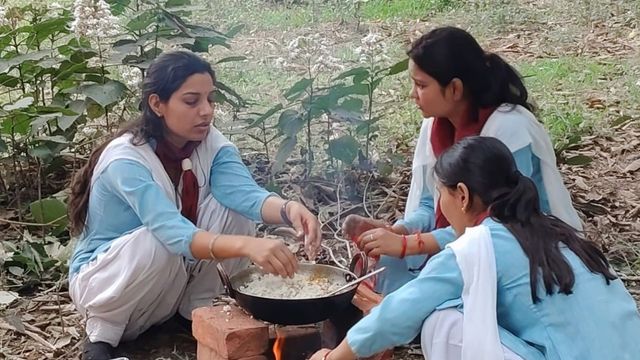 हरिद्वार: LPG संकट के बीच छात्राओं का अनोखा प्रशिक्षण, लकड़ी के चूल्हे पर सीखा भोजन बनाना
