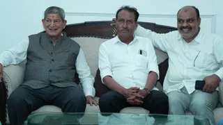 भगवानपुर में घाड़ विकास परिषद के पूर्व अध्यक्ष राव फरमूद के यहां मौजूद पूर्व सीएम हरीश रावत। इंटरनेट मीडिया