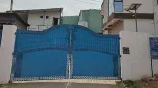 ओसम दूध फैक्ट्री गेट पर गोलीबारी और बमबाजी। (फोटो: जागरण)