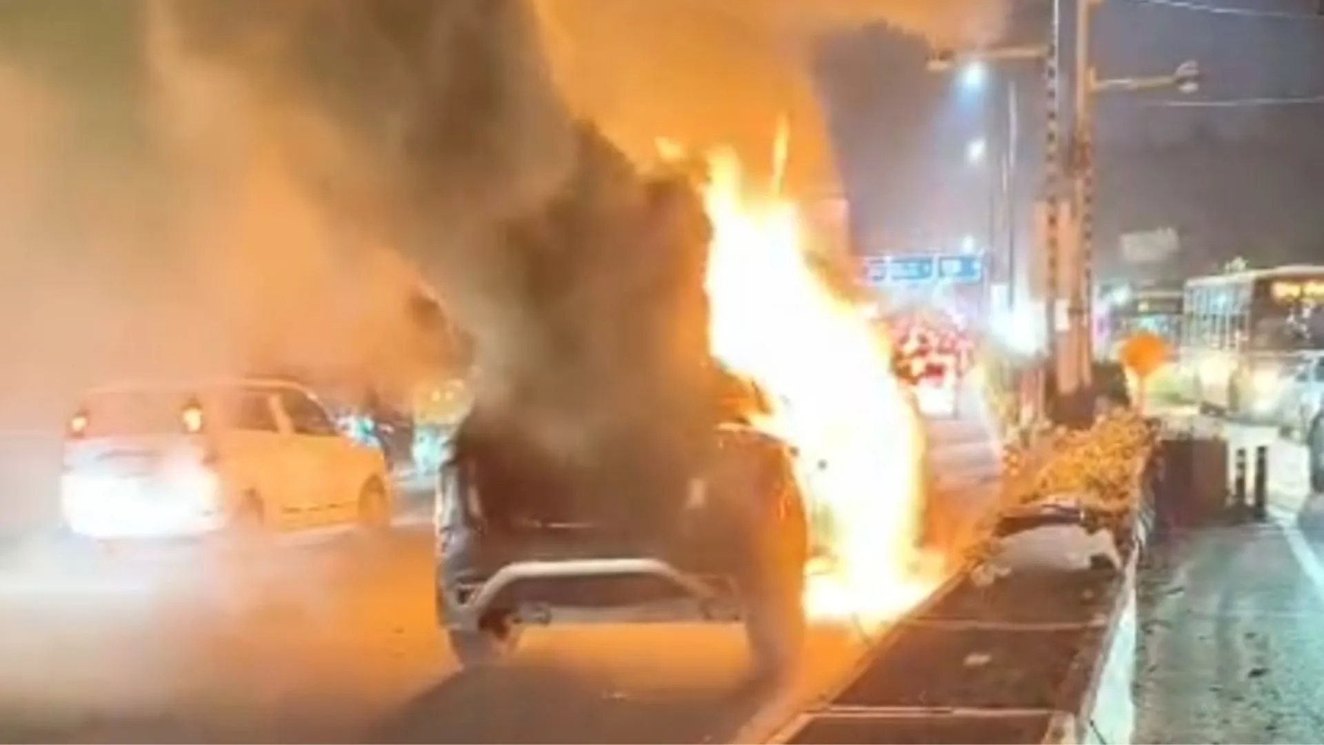 दिल्ली: मेट्रो स्टेशन के पास चलती हैरियर में लगी आग, टीआई की मदद से बची मालिक और ड्राइवर की जान