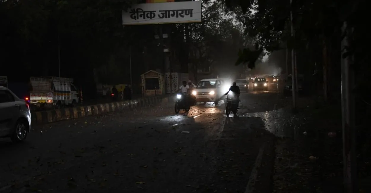 Weather Alert: UP में बदला मौसम, कानपुर में कहर, ओलावृष्टि-तूफान से घर-पेड़ गिरे, तार-खंभे टूटे, कई जिलों में अलर्ट
