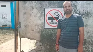 गोदाम की टूटी दीवार दिखाते गैस एजेंसी के मालिक