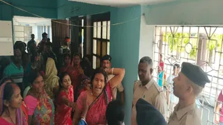 किशोर की माैत के बाद रोते-बिलखते स्वजन।