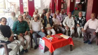 जिला ऊना के अंब में पेंशनर्स एसोसिएशन के पदाधिकारी व सदस्य बैठक के दौरान। जागरण