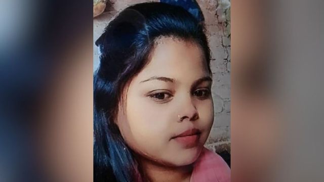 सोनभद्र में दुपट्टे से लटका मिला युवती का शव, नहाने की बात कहकर घर से निकली थी मृतका
