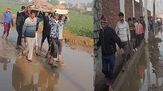 जलभराव के बीच अर्थी को कंधा देते व इस दौरान गुजरते लोग। सौ. पाठक