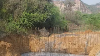तालाब की लंबाई 70 मीटर, चाैड़ाई 46 मीटर और गहराई 4 मीटर होगी। चेक डैम और तालाब तैयार किया जा रहा है। लगभग 75 प्रतिशत काम पूरा हो गया है।