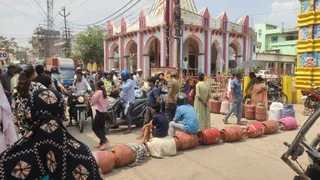 सड़क पर सिलिंडर रखकर प्रदर्शन करते उपभोक्ता। फोटो जागरण