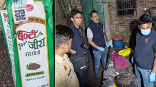 इसी देशी शराब को पीने के तुरंत बाद गिर गए थे तीनों लोग l स्पेलर में जांच करते फोरेंसिक टीम के सदस्य l