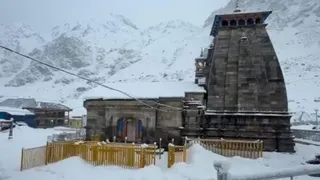 केदारनाथ धाम में दो दिन से लगातार बर्फबारी हो रही है। जिससे मंदिर परिसर पूरी तरह बर्फ से ढक गया है।