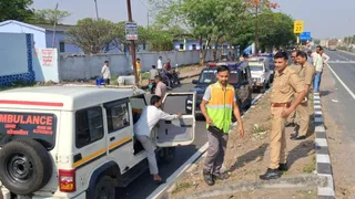 घटनास्थल पर पहुंची पुलिस।
