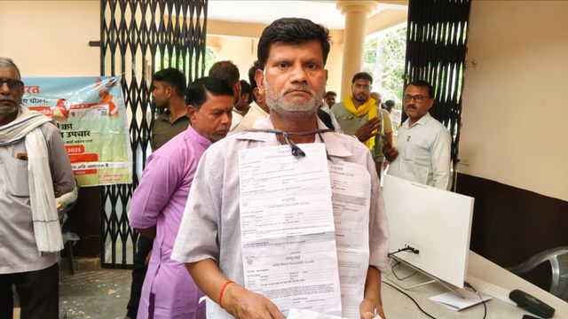 फांसी दे दो या जमीन दे दो… डीएम-एसपी के सामने चिल्लाते हुए पहुंचा फरियादी, मचा हड़कंप
