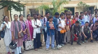 चाईबासा स्थित कोल्हान विवि मुख्यालय में विरोध प्रदर्शन करते छात्र।