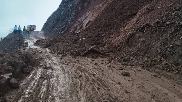 कठुआ में भारी बारिश से जनजीवन प्रभावित, जम्मू में सड़क पर मलबा गिरने से यातायात ठप; बनी में स्कूल बंद
