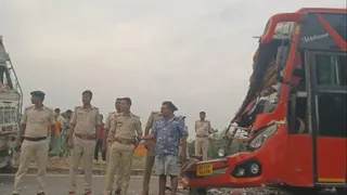 टक्कर के बाद दुर्घटनाग्रस्त बस। फोटो जागरण