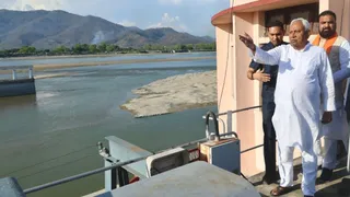 नहर पुनर्स्थापना कार्य का निरीक्षण करते सीएम व अन्य, सौ: विभाग