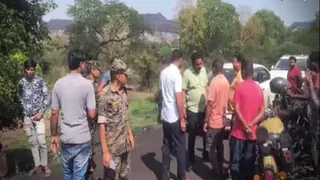 घटना स्थल पर जांच करती पुलिस और जुटे लोग।