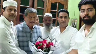 रुड़की पहुंचने पर पूर्व मुख्यमंत्री हरीश रावत का पुष्प गुच्छ देकर स्वागत करते पिरान कलियर विधायक हाजी फुरकान अहमद। साभार-सुधि पाठक