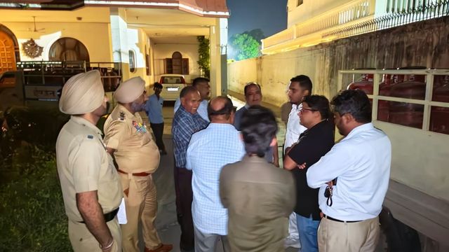 फिल्लौर के गैस एजेंसी के काले धंधे का पर्दाफाश! दिनभर धक्के खाती रही जनता; रात को दो गुना दाम पर बिकते पकड़े गए सिलिंडर
