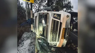 कालाढूंगी-नैनीताल मार्ग पर प्रिया बैंड के समीप पलटा टेंपो ट्रैवलर।