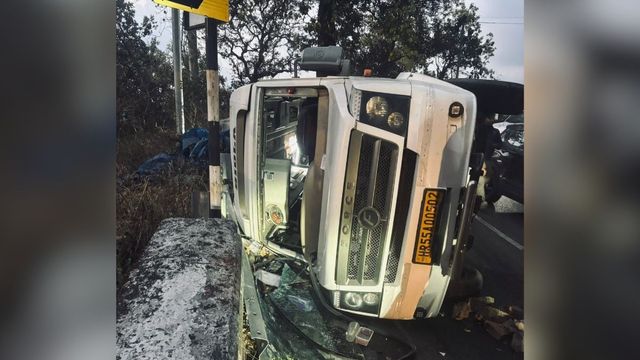 नैनीताल-कालाढूंगी मार्ग पर 2 टेंपो ट्रैवलर पलटे, दिल्ली और गाजियाबाद के 20 पर्यटक हुए घायल

