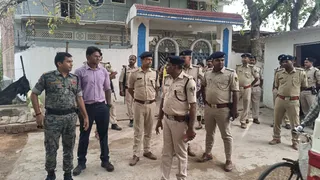 बरडीहां रेड लाइट एरिया में छापामारी करती पुलिस। जागरण